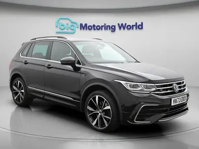 Second-hand VW Tiguan R-line 245 CP (180 kW) 2023 Negru SUV