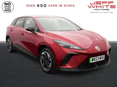 Begagnad MG MG4 EV SE 2023 Röd Halvkombi