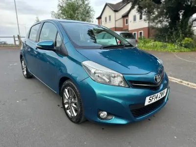 Używany Toyota Yaris 99 KM (72 kW) 2014 Turkusowy Hatchback