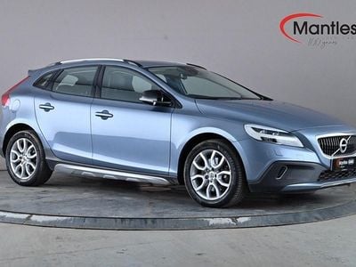Used Volvo V40 Pro 152 HP (111 kW) 2017 Blue Hatchback