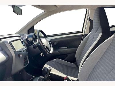 Usado Toyota Aygo x-press 71 HP (52 kW) 2018 Branco Citadino