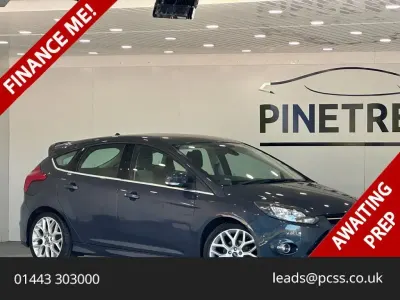 Begagnad Ford Focus Zetec 115 HK (84 kW) 2014 Grå Halvkombi