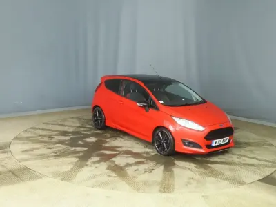 Usado Ford Fiesta Zetec 140 HP (102 kW) 2015 Vermelho Citadino