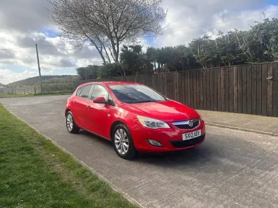 Second-hand Vauxhall Astra Active 2012 Roșu Hatchback