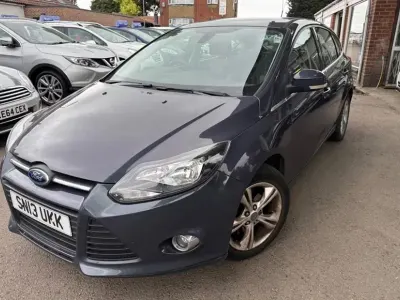 Usado Ford Focus Zetec 125 HP (91 kW) 2013 Cinzento Citadino