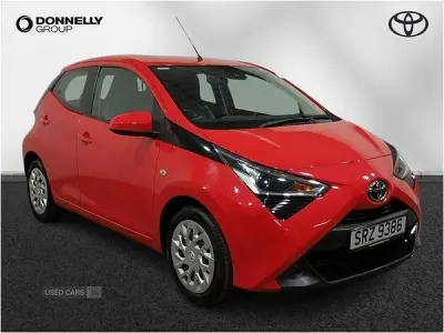 Usado Toyota Aygo X-play 72 CV (52 kW) 2021 Rojo Utilitario