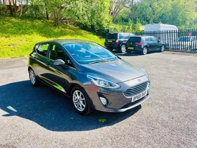 Begagnad Ford Fiesta Zetec 100 HK (73 kW) 2019 Grå Halvkombi