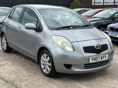 Usado Toyota Yaris 85 CV (62 kW) 2007 Plateado Utilitario