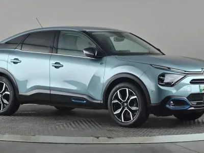 Begagnad Citroën e-C4 Shine 100 kW (136 HK) 2023 Blå Halvkombi