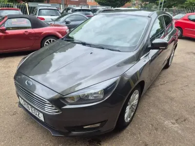 Gebraucht Ford Focus Zetec 125 PS (91 kW) 2018 Grau Kleinwagen