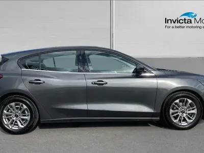 Begagnad Ford Focus Titanium 125 HK (91 kW) 2024 Grå Halvkombi