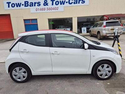 Used Toyota Aygo X-play 68 HP (50 kW) 2016 White Hatchback