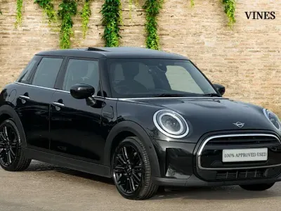 Usado Mini Cooper Exclusive 134 HP (98 kW) 2022 Preto Citadino