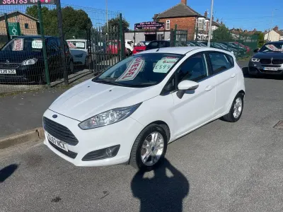 Used Ford Fiesta Zetec 73 HP (53 kW) 2017 White Hatchback