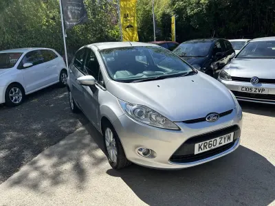Używany Ford Fiesta Zetec 82 KM (60 kW) 2011 Srebrny Hatchback