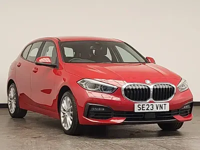 Usado BMW 118 Sport Line 136 CV (100 kW) 2023 Rojo Utilitario