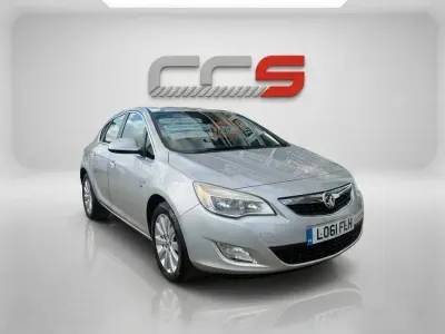 Begagnad Vauxhall Astra 165 HK (121 kW) 2011 Silver Halvkombi