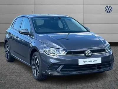 Usado VW Polo Life 95 CV (69 kW) 2023 Gris Utilitario