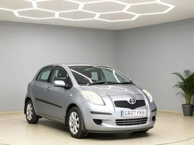 Używany Toyota Yaris 85 KM (62 kW) 2007 Srebrny Hatchback