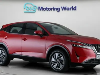 Begagnad Nissan Qashqai Acenta Premium 140 HK (102 kW) 2023 Röd SUV