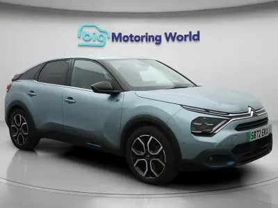 Begagnad Citroën e-C4 Shine 100 kW (136 HK) 2023 Halvkombi
