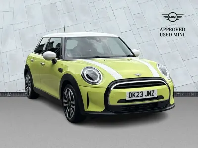 Usado Mini Cooper Exclusive 134 CV (98 kW) 2023 Amarillo Utilitario