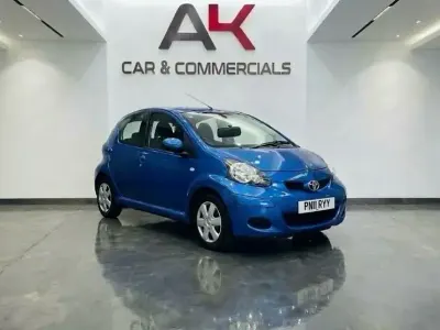 Usado Toyota Aygo 67 CV (49 kW) 2011 Azul Utilitario