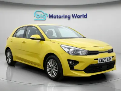 Begagnad Kia Rio 101 HK (74 kW) 2022 Gul Halvkombi