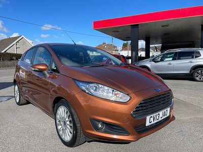 Używany Ford Fiesta Titanium 125 KM (91 kW) 2013 Żółty Hatchback