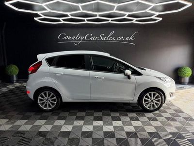 Used Ford Fiesta Titanium 125 HP (91 kW) 2016 White Hatchback