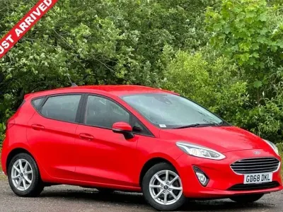Begagnad Ford Fiesta Zetec 100 HK (73 kW) 2019 Röd Halvkombi