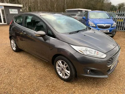 Usado Ford Fiesta Zetec 82 CV (60 kW) 2017 Gris Utilitario