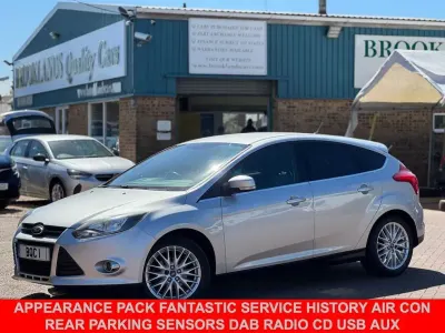 Begagnad Ford Focus Zetec 125 HK (91 kW) 2012 Silver Halvkombi