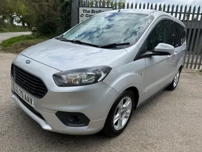 Usado Ford Tourneo Courier Zetec 2020 Plateado Monovolumen