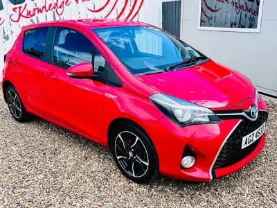Used Toyota Yaris Design 100 HP (73 kW) 2015 Red Hatchback
