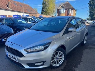 Usado Ford Focus Zetec 115 HP (84 kW) 2015 Prateado Citadino