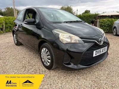 Used Toyota Yaris Active 69 HP (50 kW) 2015 Black Hatchback
