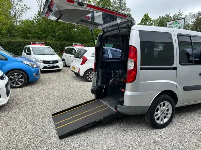 Używany Fiat Doblò Dynamic 95 KM (69 kW) 2011 Srebrny Minivan