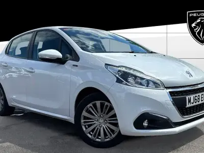 Second-hand Peugeot 208 Signature Sky 82 CP (60 kW) 2019 Hatchback