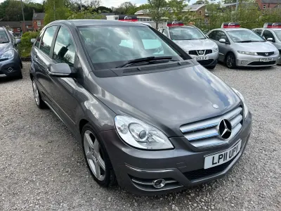 Usado Mercedes B200 2011 Cinzento Monovolume