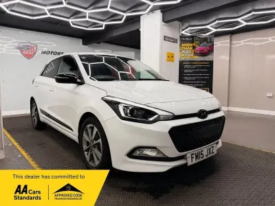 Used Hyundai i20 Premium 84 HP (61 kW) 2015 White Hatchback