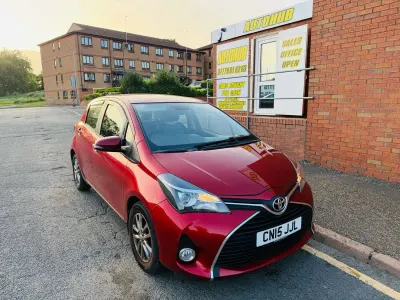 Used Toyota Yaris 99 HP (72 kW) 2015 Red Hatchback