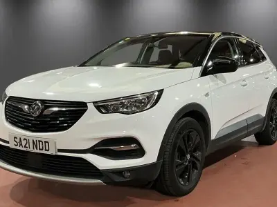 Used Vauxhall Grandland X SRi 130 HP (95 kW) 2021 White SUV