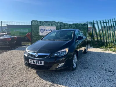 Begagnad Vauxhall Astra SRi 2012 Svart Halvkombi