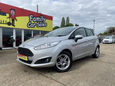 Używany Ford Fiesta Zetec 2013 Srebrny Hatchback