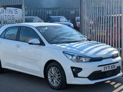 Używany Kia Rio 101 KM (74 kW) 2022 Biały Hatchback
