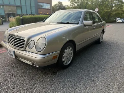 Begagnad Mercedes E200 Avantgarde 2002 Guld Sedan