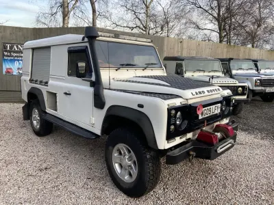 Używany Land Rover Defender 122 KM (89 kW) 2009 Biały Kombi