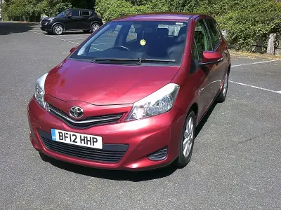 Usado Toyota Yaris Multidrive S 99 HP (72 kW) 2012 Vermelho Citadino