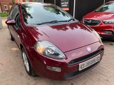 Używany Fiat Punto Easy 77 KM (56 kW) 2012 Czerwony Hatchback